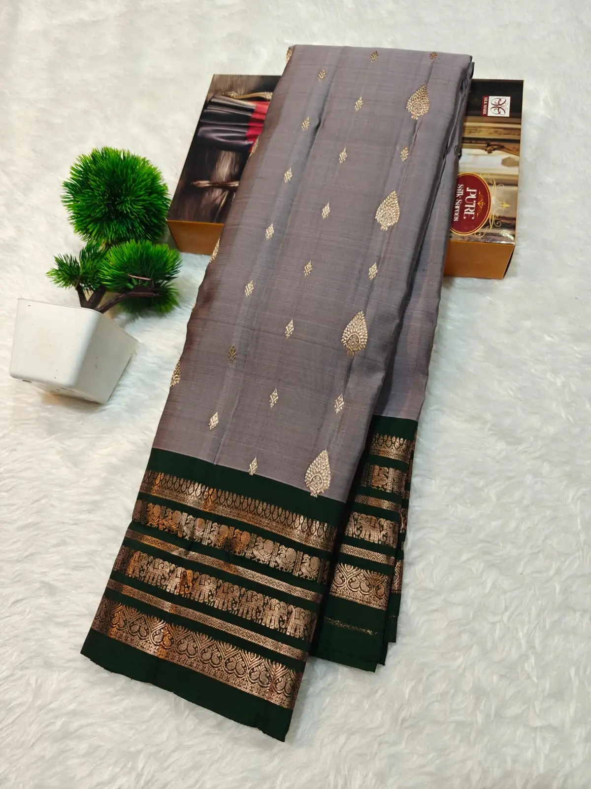 Royal Leaf-Butta Contrast Border Kanchi Soft Silk Saree
